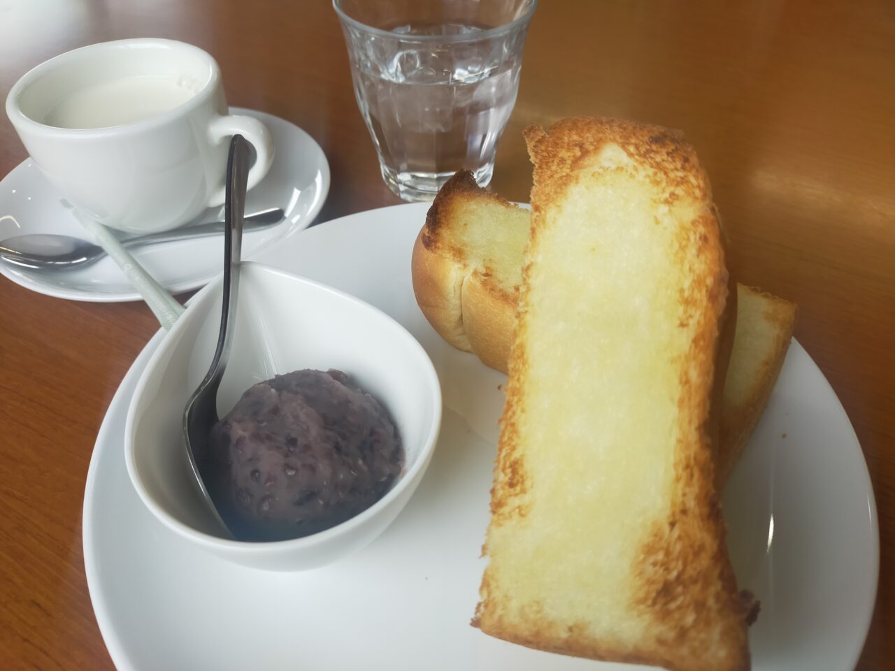 とうふや豆蔵太陽の味店の小倉トーストと豆乳