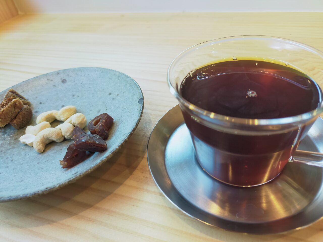 Takushi coffee houseのコーヒーとナッツとドライフルーツ